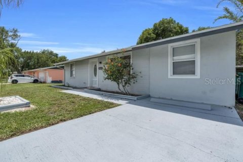 House in Port Charlotte, Florida 3 bedrooms, 109.81 sq.m. № 2233729 - photo 3