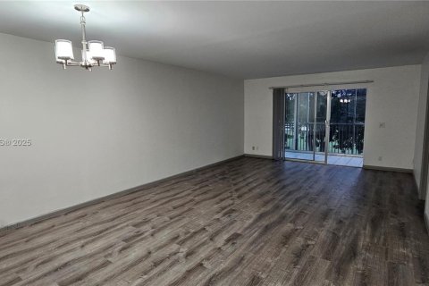 Condominio en venta en Pembroke Pines, Florida, 2 dormitorios, 110.83 m2 № 1937887 - foto 5