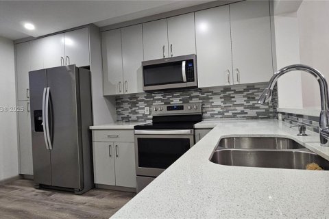Condominio en venta en Pembroke Pines, Florida, 2 dormitorios, 110.83 m2 № 1937887 - foto 2