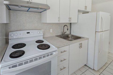 Appartement à louer à West Miami, Floride: 2 chambres, 74.32 m2 № 1713081 - photo 8