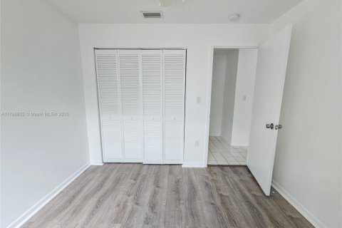 Appartement à louer à West Miami, Floride: 2 chambres, 74.32 m2 № 1713081 - photo 11