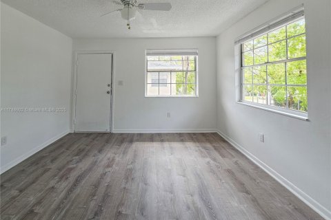 Appartement à louer à West Miami, Floride: 2 chambres, 74.32 m2 № 1713081 - photo 5
