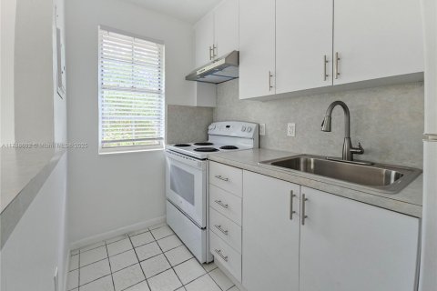 Appartement à louer à West Miami, Floride: 2 chambres, 74.32 m2 № 1713081 - photo 7