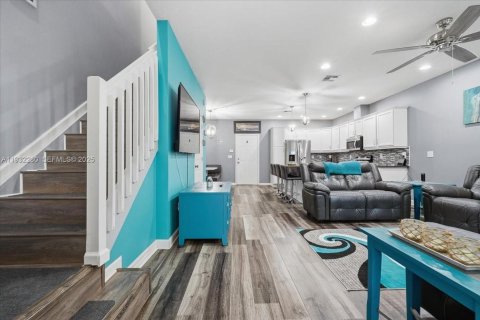 Townhouse in Cooper City, Florida 3 bedrooms, 123.93 sq.m. № 1991859 - photo 5