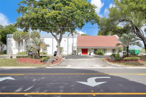 Propiedad comercial en Doral, Florida № 2243091