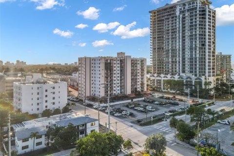 Condominio en alquiler en Fort Lauderdale, Florida, 2 dormitorios, 70.23 m2 № 1142252 - foto 1