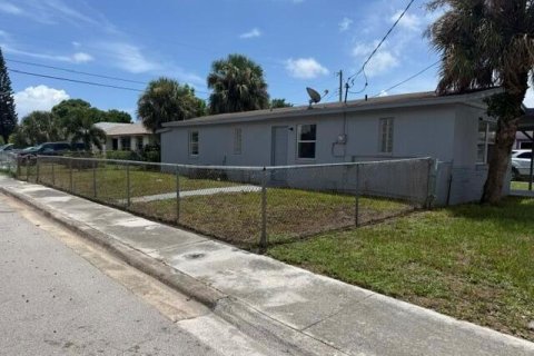 Villa ou maison à louer à Riviera Beach, Floride: 4 chambres, 148.64 m2 № 2289385 - photo 2