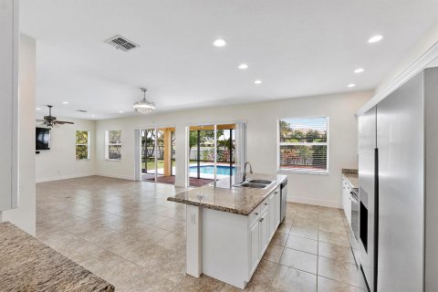 House in Royal Palm Beach, Florida 5 bedrooms, 280.94 sq.m. № 2186825 - photo 30