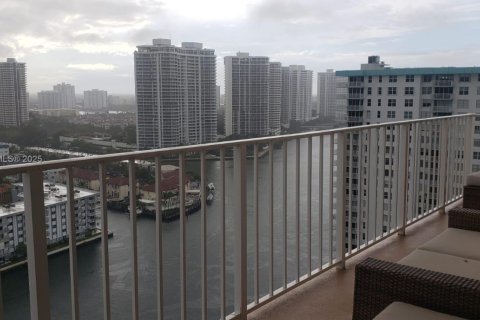 Condo in Sunny Isles Beach, Florida, 2 bedrooms  № 1635447 - photo 10