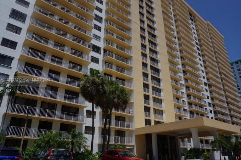 Condo in Sunny Isles Beach, Florida, 2 bedrooms  № 1635447 - photo 4