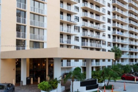 Condo in Sunny Isles Beach, Florida, 2 bedrooms  № 1635447 - photo 3