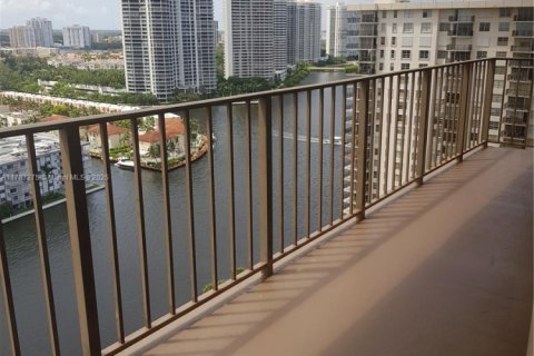 Condo in Sunny Isles Beach, Florida, 2 bedrooms  № 1635447 - photo 17