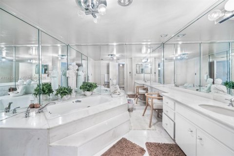 Copropriété à vendre à Bal Harbour, Floride: 2 chambres, 234.58 m2 № 2041947 - photo 17