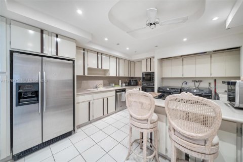 Copropriété à vendre à Bal Harbour, Floride: 2 chambres, 234.58 m2 № 2041947 - photo 11