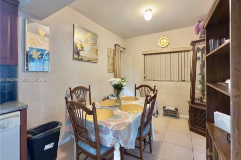 Villa ou maison à louer à Hollywood, Floride: 2 chambres, 86.96 m2 № 2025275 - photo 4