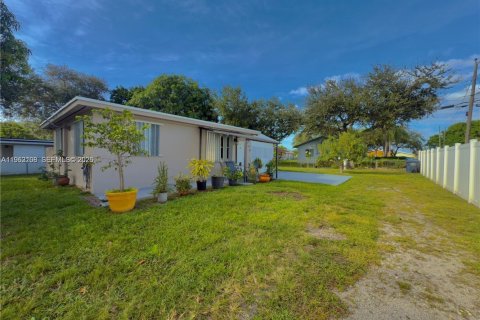 Villa ou maison à louer à Hollywood, Floride: 2 chambres, 86.96 m2 № 2025275 - photo 10