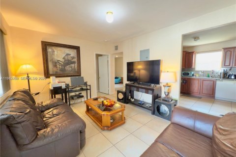 Villa ou maison à louer à Hollywood, Floride: 2 chambres, 86.96 m2 № 2025275 - photo 2