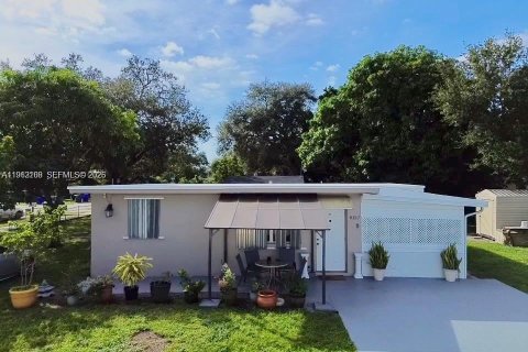 House in Hollywood, Florida 2 bedrooms, 86.96 sq.m. № 2025275