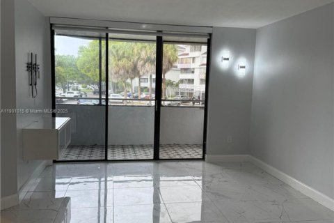 Condo in Miami, Florida, 2 bedrooms  № 1952352 - photo 11
