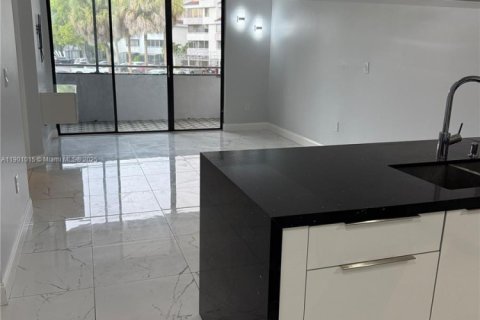 Condo in Miami, Florida, 2 bedrooms  № 1952352 - photo 9