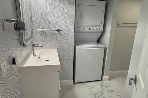 Condo in Miami, Florida, 2 bedrooms  № 1952352 - photo 3