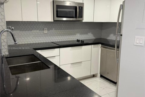 Condo in Miami, Florida, 2 bedrooms  № 1952352 - photo 13