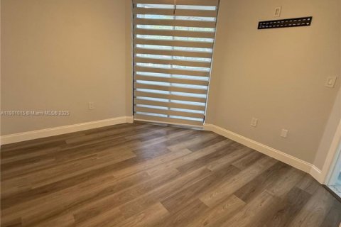 Condo in Miami, Florida, 2 bedrooms  № 1952352 - photo 1