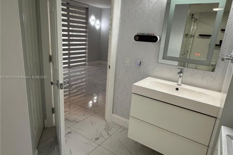 Condo in Miami, Florida, 2 bedrooms  № 1952352 - photo 12