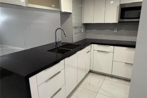 Condo in Miami, Florida, 2 bedrooms  № 1952352 - photo 14