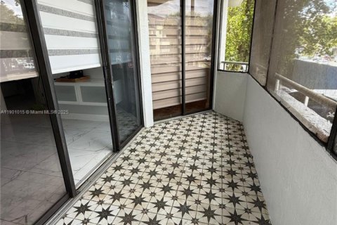 Condo in Miami, Florida, 2 bedrooms  № 1952352 - photo 5