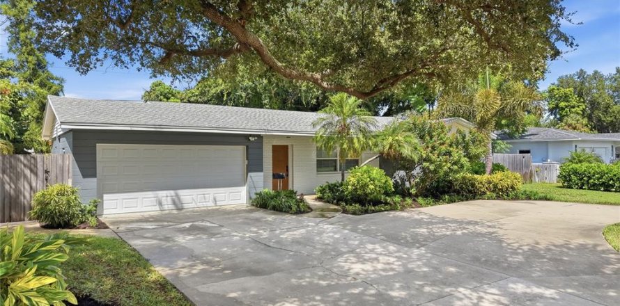 Villa ou maison à Saint Petersburg, Floride 3 chambres, 163.04 m2 № 2398718