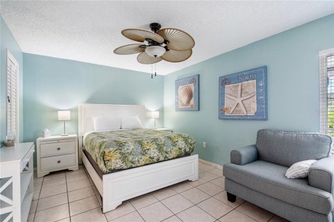 Condo in Madeira Beach, Florida, 2 bedrooms № 2109690 - photo 12