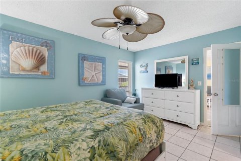 Condo in Madeira Beach, Florida, 2 bedrooms № 2109690 - photo 14