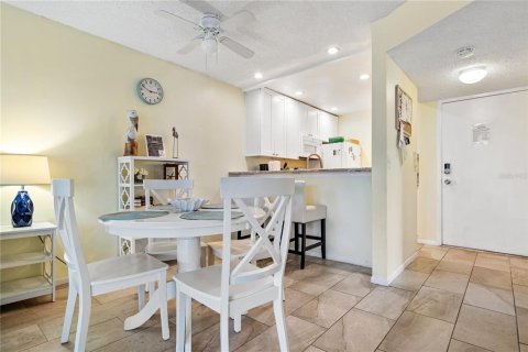 Condo in Madeira Beach, Florida, 2 bedrooms № 2109690 - photo 7