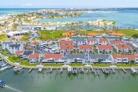 Condo in Madeira Beach, Florida, 2 bedrooms № 2109690 - photo 26