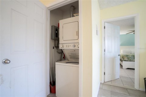 Condo in Madeira Beach, Florida, 2 bedrooms № 2109690 - photo 19