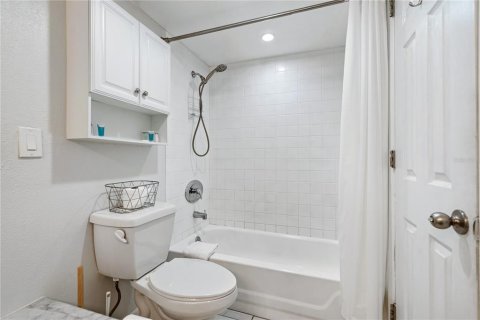 Condo in Madeira Beach, Florida, 2 bedrooms № 2109690 - photo 15