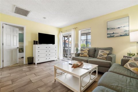 Condo in Madeira Beach, Florida, 2 bedrooms № 2109690 - photo 5