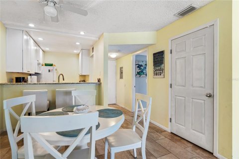 Condo in Madeira Beach, Florida, 2 bedrooms № 2109690 - photo 8