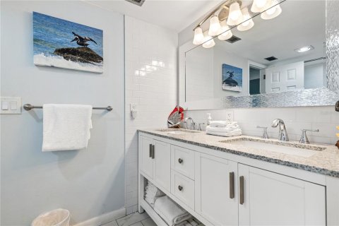 Condo in Madeira Beach, Florida, 2 bedrooms № 2109690 - photo 16