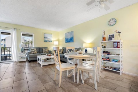 Condo in Madeira Beach, Florida, 2 bedrooms № 2109690 - photo 6