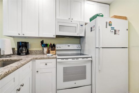 Condo in Madeira Beach, Florida, 2 bedrooms № 2109690 - photo 11