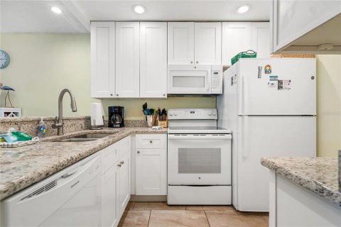Condo in Madeira Beach, Florida, 2 bedrooms № 2109690 - photo 9