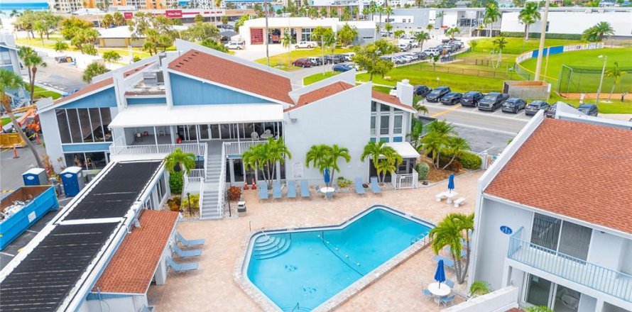 Condo in Madeira Beach, Florida, 2 bedrooms № 2109690