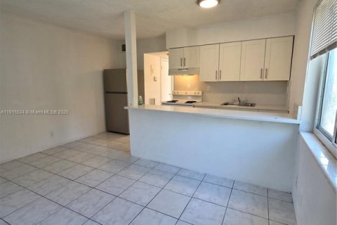 Condo in Hollywood, Florida, 1 bedroom  № 2052743 - photo 2