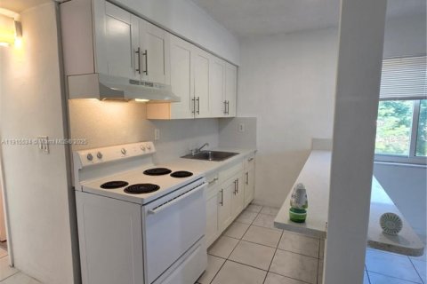 Condo in Hollywood, Florida, 1 bedroom  № 2052743 - photo 3