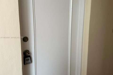 Condominio en Hollywood, Florida, 1 dormitorio  № 2025351