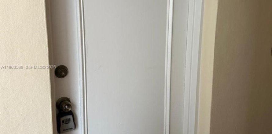 Condominio en Hollywood, Florida, 1 dormitorio  № 2025351