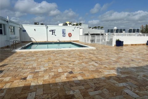 Condo in Sunny Isles Beach, Florida, 1 bedroom  № 1697914 - photo 20