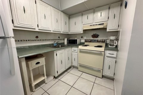 Condo in Sunny Isles Beach, Florida, 1 bedroom  № 1697914 - photo 14